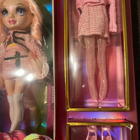 Rainbow High Fashion Doll with Pink Outfit (Bella Parker) - Picture 4 of 5